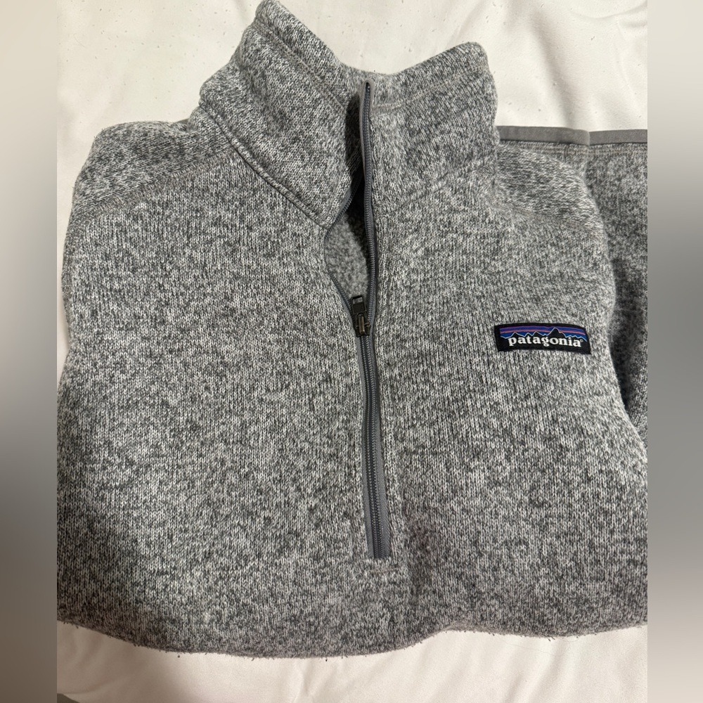 Patagonia Women’s Pullover in Heather Gray